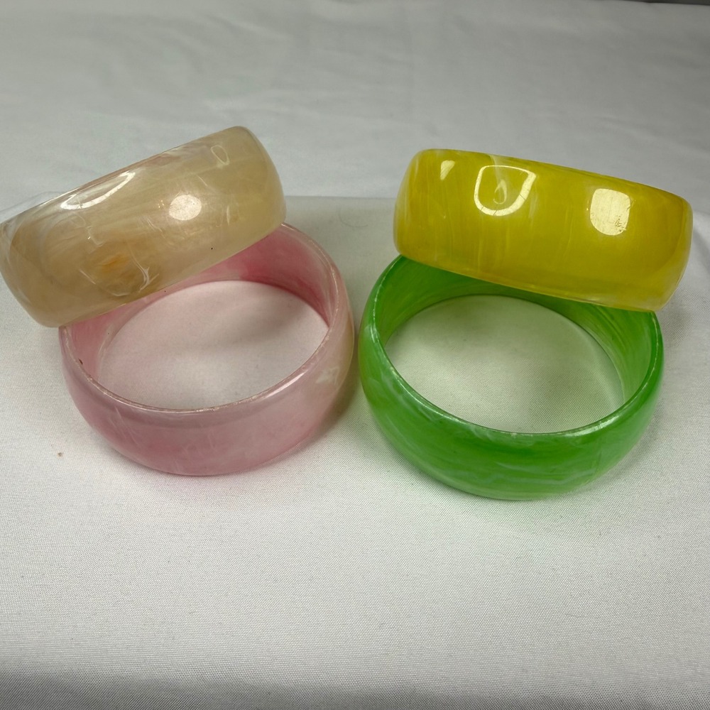 Vintage Marbled Lucite Bangle Bracelet Set 4pc Pink Green Yellow Cream Hong Kong